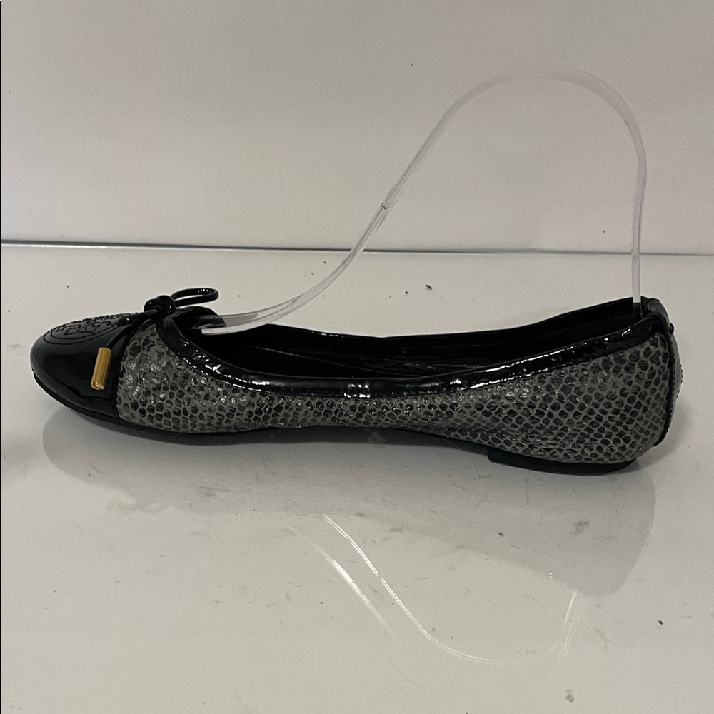 Tory Burch Black and Textured Gray Loafers with Bow - Picture 4 of 10